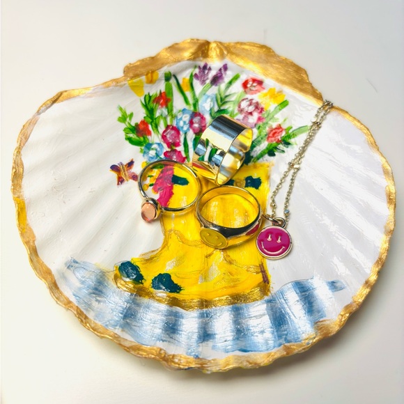 Handmade “mommy & me” shell ring dish pair with hand painted design. - Picture 3 of 11